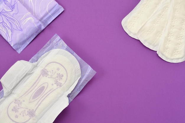 Photo tampons sur fond violet gros plan mise à plat