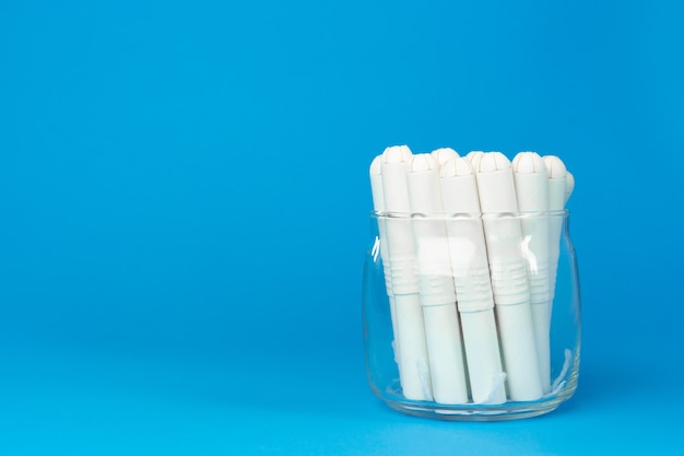 Tampons hygiéniques féminins sur la surface du papier close up