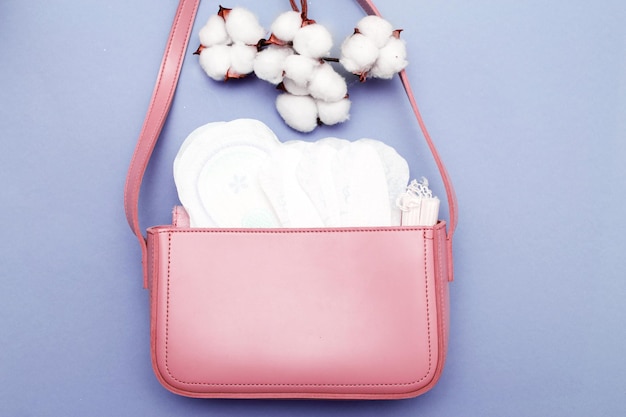 Tampons hygiéniques protège-slips serviettes hygiéniques féminines dans un sac cosmétique rose pour femme