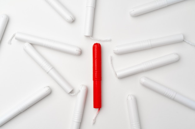 Tampons médicaux femme rouge et blanc sur fond blanc