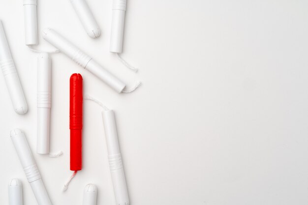 Tampons médicaux femme rouge et blanc sur vue de dessus blanc