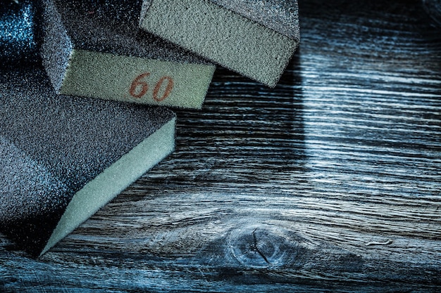 Tampons de ponçage sur la vue de dessus de planche de bois vintage.