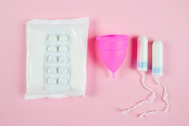 Tampons pour femmes tampons de coupe menstruelle sur fond rose Hygiène féminine Menstruation Choix alternative