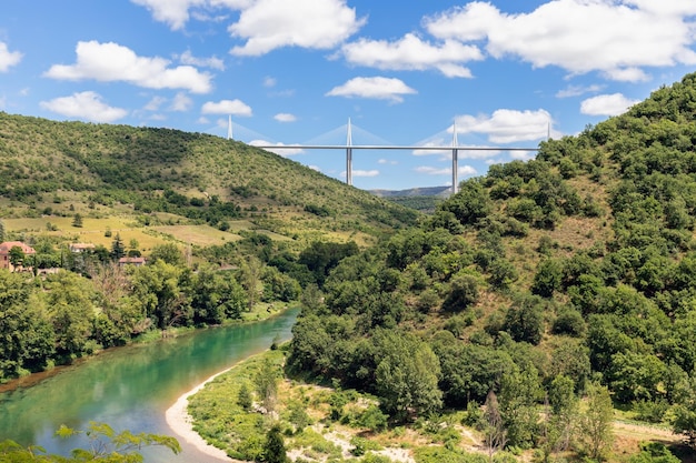 Tandem d'architecture contemporaine et de nature verte éternelle Viaduc de Millau et Vallée du Tarn Aveyron