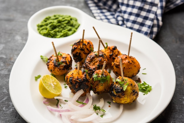 Les Tandoori aloo sont des pommes de terre rôties aux épices indiennes. C'est un apéritif de fête servi avec un chutney vert. mise au point sélective