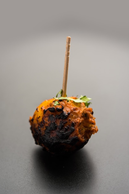 Les Tandoori aloo sont des pommes de terre rôties aux épices indiennes. C'est un apéritif de fête servi avec un chutney vert. mise au point sélective