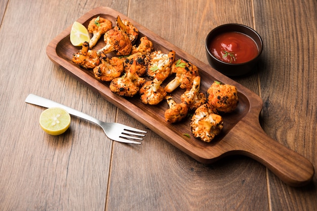 Tandoori Gobi ou chou-fleur rôti Tikka est un plat sec préparé en rôtissant des choux-fleurs au four, au Tandoor. C'est une entrée populaire en Inde. servi avec du ketchup. mise au point sélective