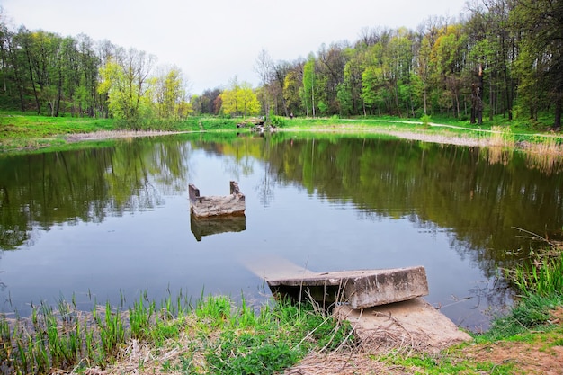 Étang dans le parc public de Traku Voke à Vilnius, Lituanie.