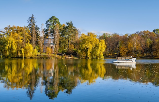 Étang supérieur et île Anti Circe dans l'arboretum Sofievsky ou parc Sofiyivsky à Ouman, Ukraine, lors d'une journée ensoleillée d'automne