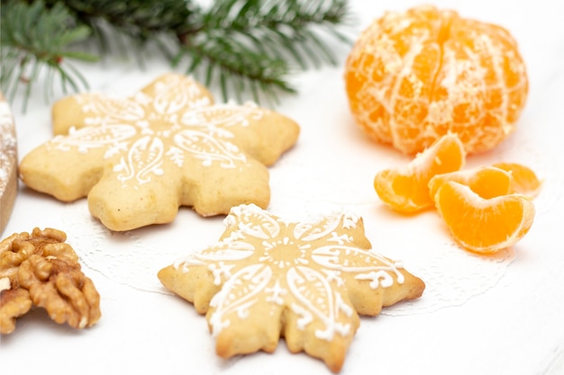 Tangerine, noyer et épicéa sur table blanche