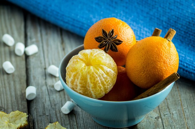 Tangerines anis et cannelle sur un bois