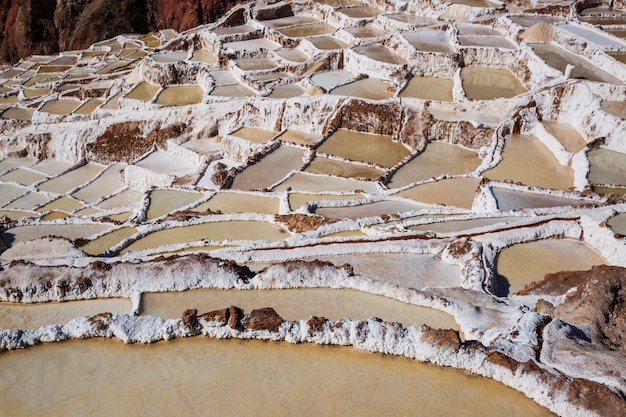 Étangs salés de Maras situés à l'Urubamba, Pérou