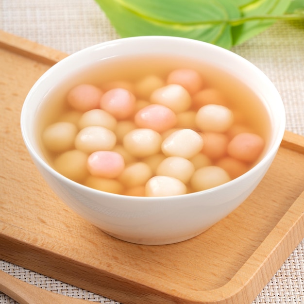 Tangyuan rouge et blanc avec soupe au sirop