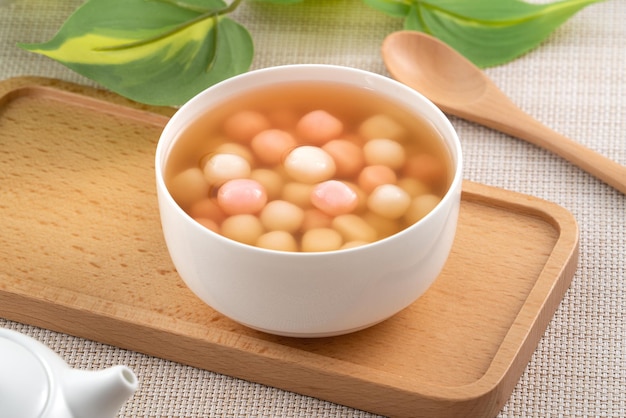 Tangyuan rouge et blanc avec soupe au sirop