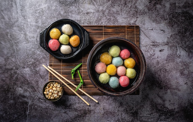 Tangyuan avec soupe savoureuse dans un bol sur fond de table texturé