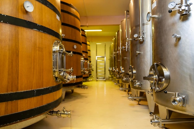 Photo tanks de fermentation du vin dans une usine de vin moderne