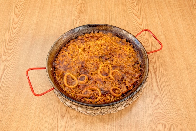 Tapa d'arroz a banda avec sauce aux fruits de mer et calamars et aïoli