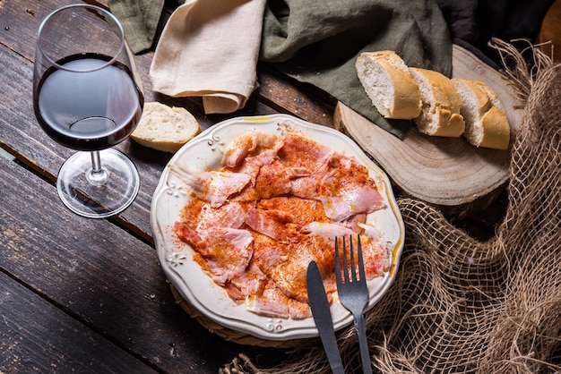 Tapa espagnole typique Porc coupé galicien avec pommes de terre paprika et huile d'olive Apéritif déjeuner ou dîner