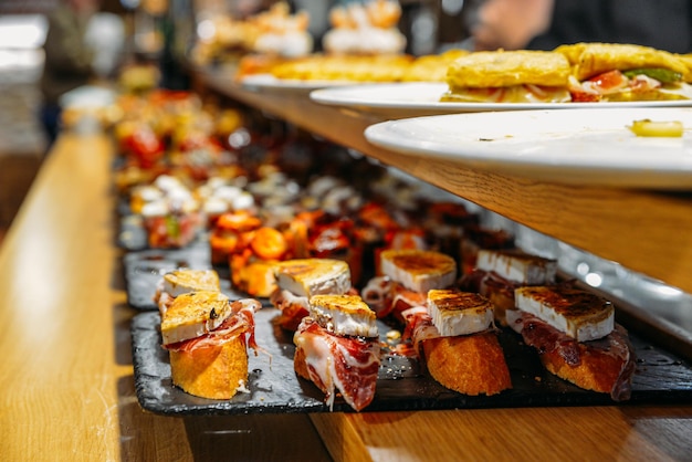 Tapas espagnoles appelées pintxos du pays basque