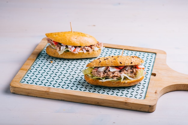 Tapas avec pâté et salade avec mayonnaise et mini baguette.