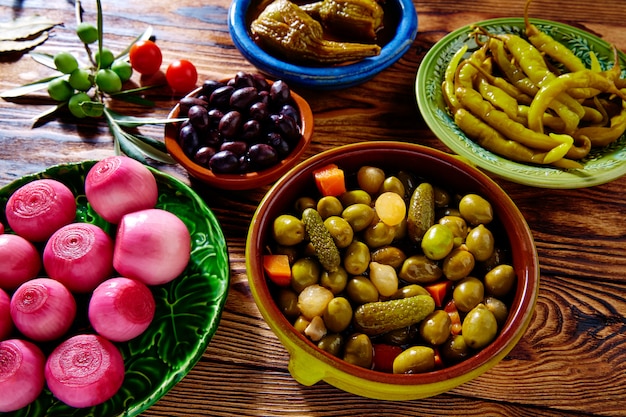 Tapas pickles olives aubergines au chili oignons