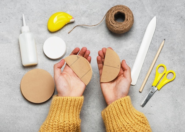 Étape 1. Deux parties avec marquage pour faire des boules de Noël en nid d'abeille à partir d'un filtre à café