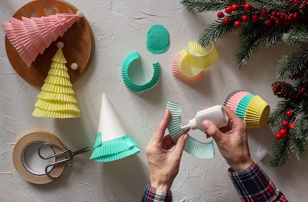 Étape 2. Fabriquer un sapin de Noël de vos propres mains à partir d'un moule à cupcake.