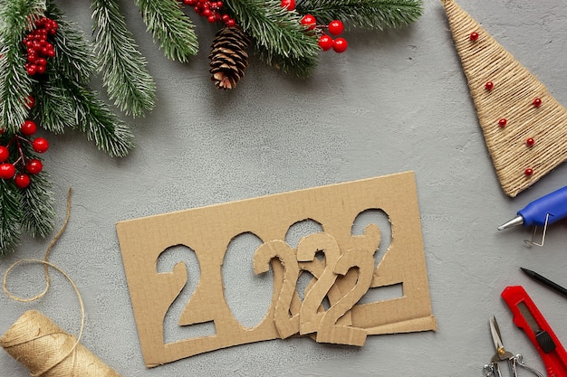 Étape 2. Numéros de bricolage 2022 en carton et corde de lin. Le concept de préparation de Noël et du nouvel an.