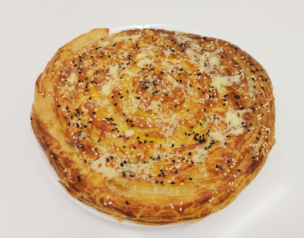 Étape 3 Burek aux épinards et fromage ricotta Tourte ronde au fromage herbes graissée au jaune saupoudré