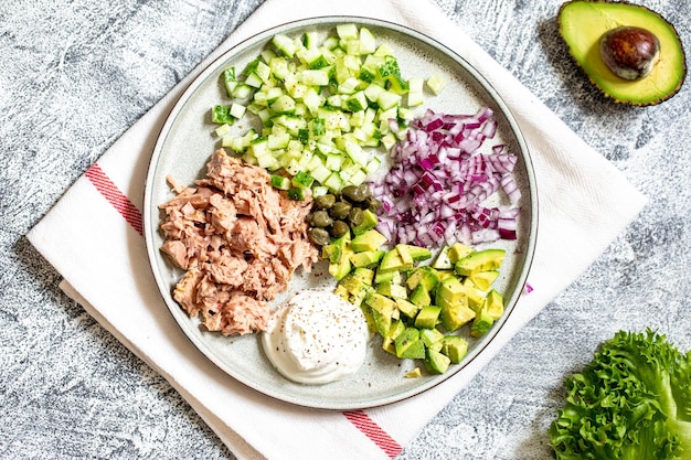 Étape 8 Préparation étape par étape d'un sandwich au thon avocat concombre et oignon