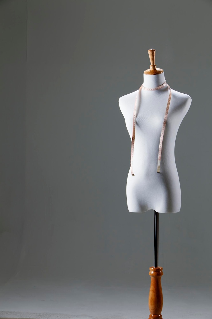 Photo tape de mesure sur mannequin sur fond gris