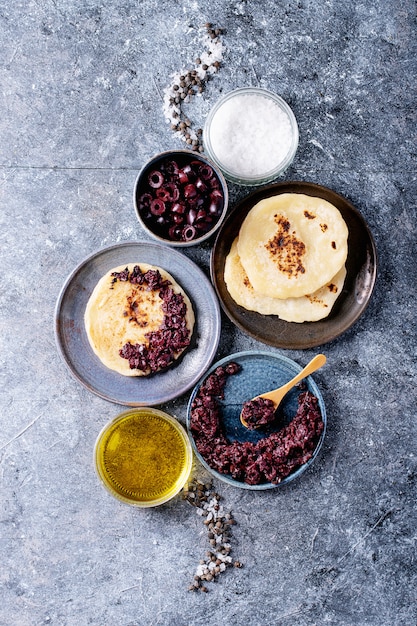 Tapenade aux olives servie avec du pain fait maison