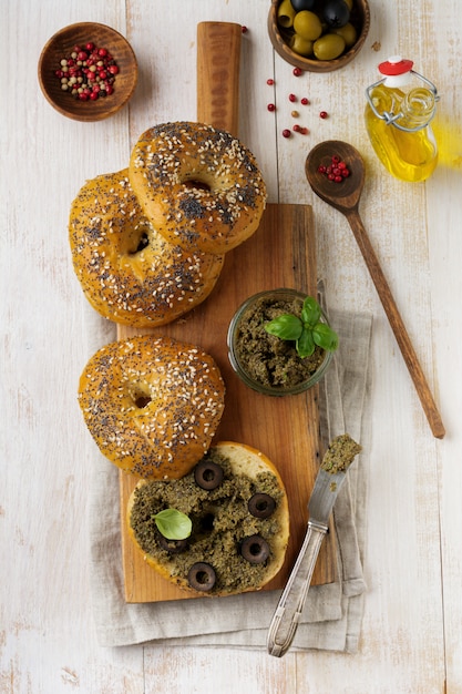 Tapenade, plat traditionnel provençal aux olives noires et vertes, basilic et pain sur une vieille table en bois