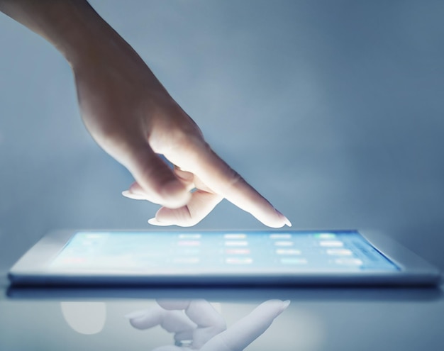 Taper la main et la femme avec l'écran de la tablette et le courrier électronique avec Internet ou les médias sociaux avec l'application numérique Personne technologie ou fille avec la recherche ou la connexion avec la communication gros plan ou les informations du site Web