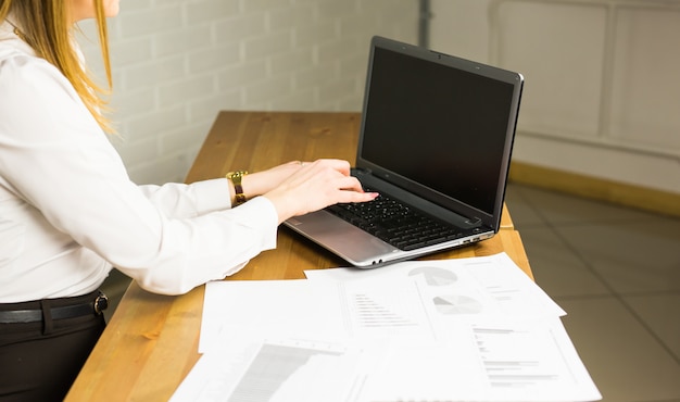 Taper Des Mains Féminines Sur Le Clavier