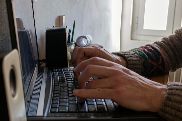 Taper sur l'ordinateur portable dans la chambre