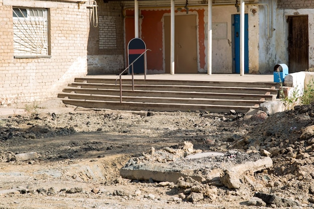 Étapes et débris de l'entrée du bâtiment détruits