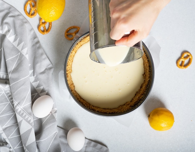 Étapes pour faire une simple tarte au citron avec des craquelins et une garniture à la crème.