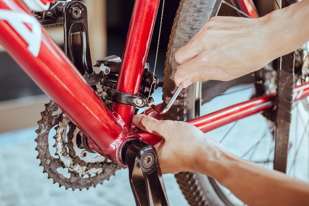 Étapes de réparation de vélos pour changer le câble de vitesse Gros plan