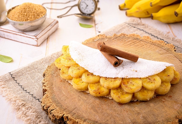 Tapioca Banana | Crêpe à la farine de manioc avec banane caramélisée, lait concentré et cannelle - Cuisine typique du nord-est brésilien