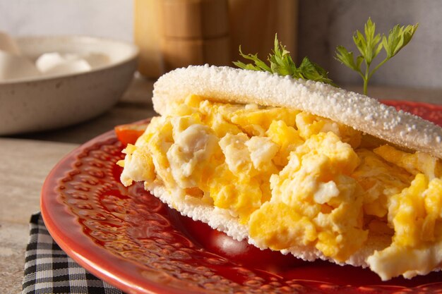 Photo tapioca pancake avec des œufs nourriture de manioc brésilien en haut vue avant assiette rouge