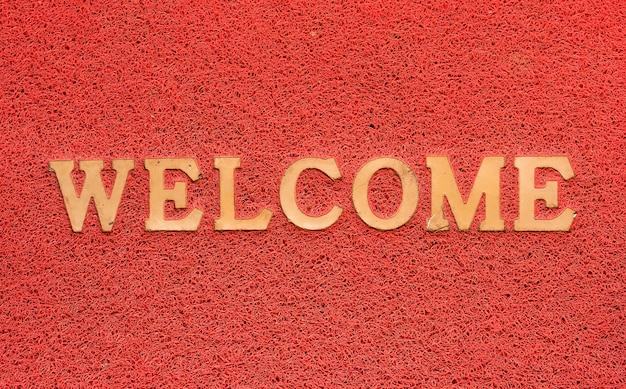 Tapis de bienvenue sur fond rouge