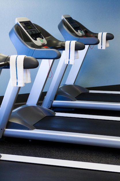 Tapis de course dans une petite salle de sport.