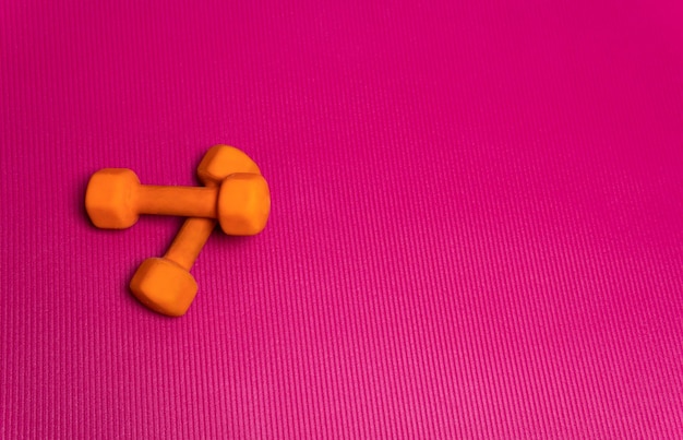 Tapis d'espace haltère orange fitness gym fond violet blanc concept mode de vie sain sain