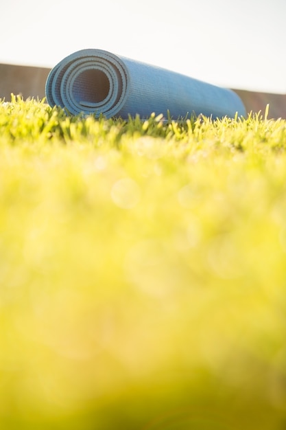 Tapis d&#39;exercice allongé sur l&#39;herbe