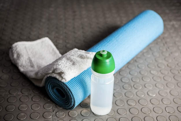 Tapis d&#39;exercice roulé au gymnase de crossfit