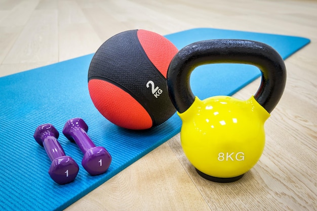 Tapis de fitness avec haltères et ballon