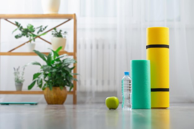 Tapis de fitness sur plancher en bois concept de santé et de sport