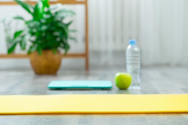 Tapis de fitness sur plancher en bois concept de santé et de sport
