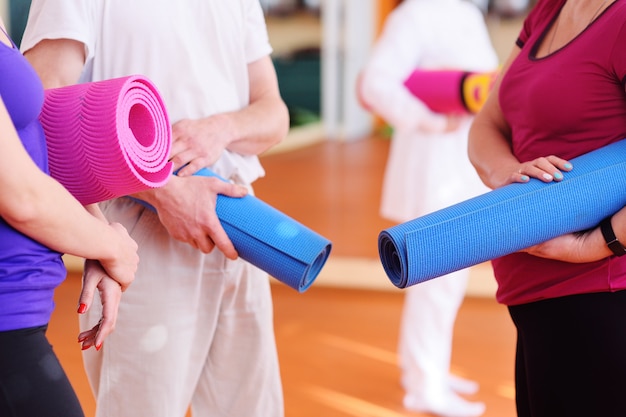 Tapis de fitness ou de yoga dans les mains